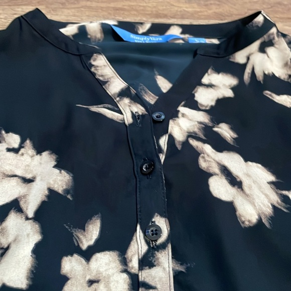 Vera Wang Simply Vera Women’s Top in Awesome Shape - Picture 2 of 5